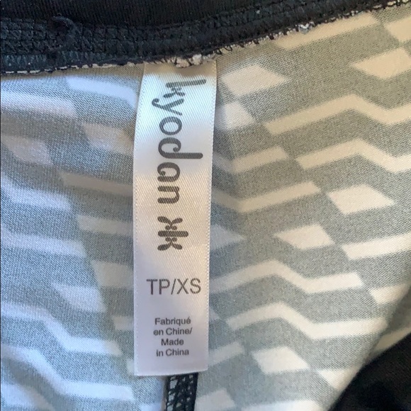 High Waisted Cropped Leggings - Picture 4 of 5